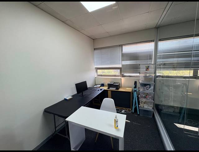 123M² OFFICE TO LET IN MIDRIDGE PARK